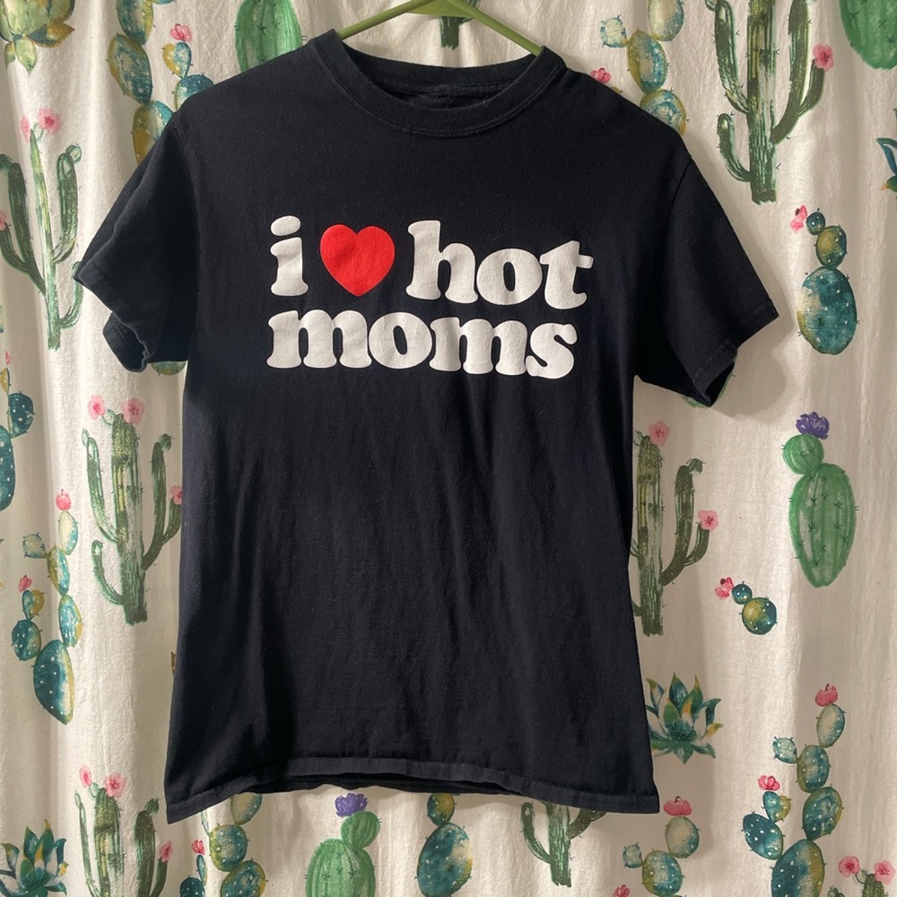 size small black i love hot moms tshirt